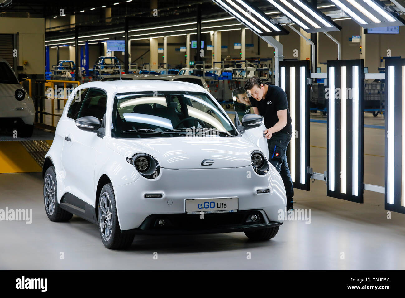 Aix-la-Chapelle, Rhénanie du Nord-Westphalie, Allemagne - e.GO Mobile livre le premier e.Go Life voitures électriques de l'usine de montage de Aix-la-Chapelle. e.Go employé Christi Banque D'Images
