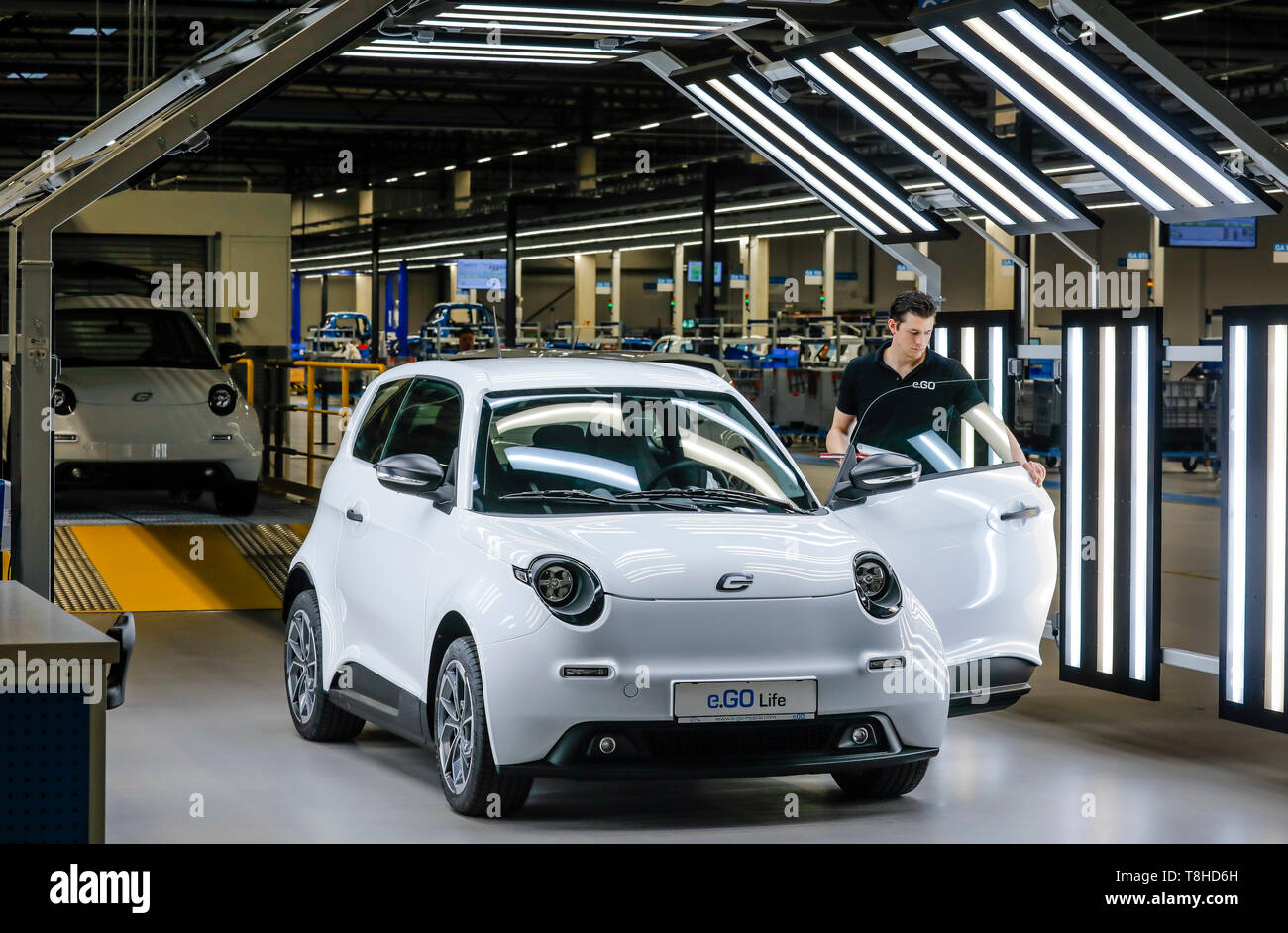 Aix-la-Chapelle, Rhénanie du Nord-Westphalie, Allemagne - e.GO Mobile livre le premier e.Go Life voitures électriques de l'usine de montage de Aix-la-Chapelle. e.Go employé Christi Banque D'Images