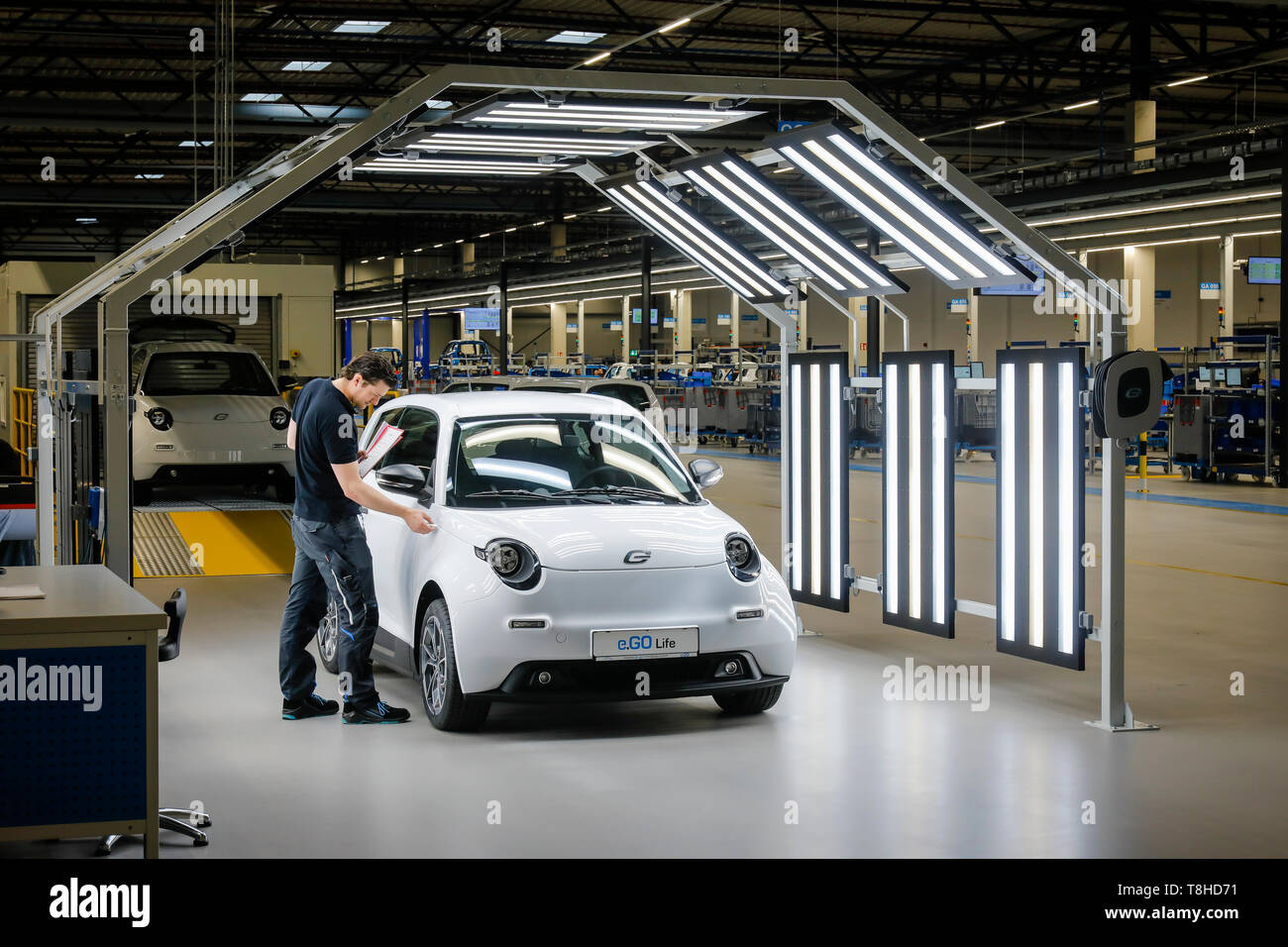 Aix-la-Chapelle, Rhénanie du Nord-Westphalie, Allemagne - e.GO Mobile livre le premier e.Go Life voitures électriques de l'usine de montage de Aix-la-Chapelle. e.Go employé Christi Banque D'Images