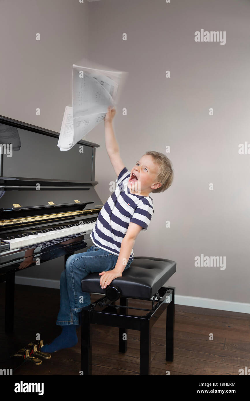 Garçon, 4 ans, à l'acclamer, piano Banque D'Images