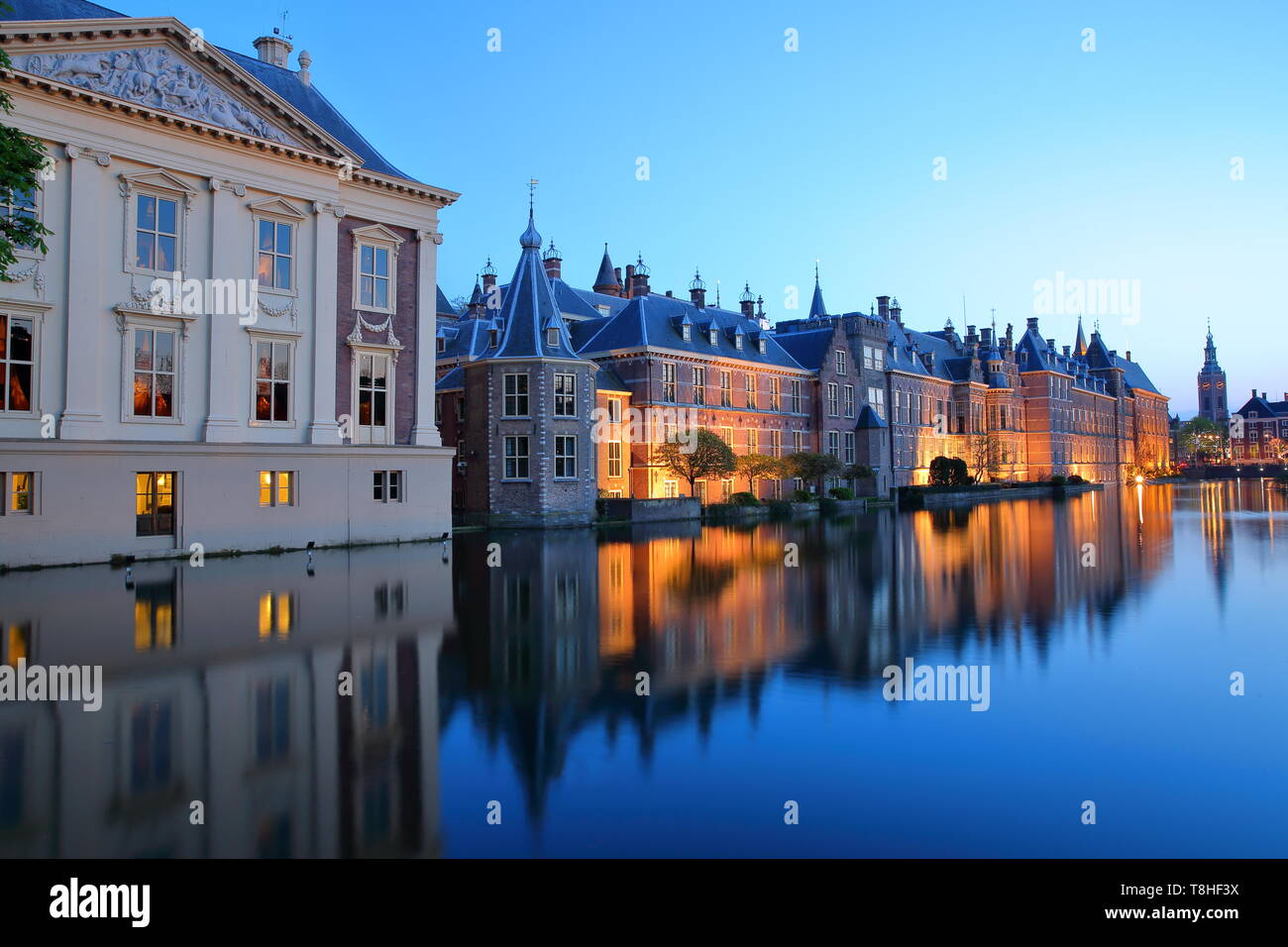 Reflets de la Mauritshuis et le Binnenhof sur le Hofvijver lake, avec la tour de Grote of Sint Jacobskerk, La Haye, Pays-Bas Banque D'Images