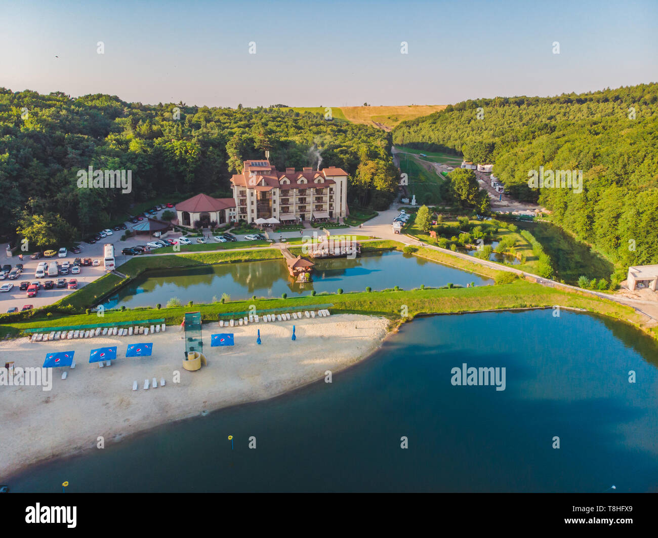 Vue aérienne de la station près du lac forêt autour de soirée ensoleillée. Banque D'Images