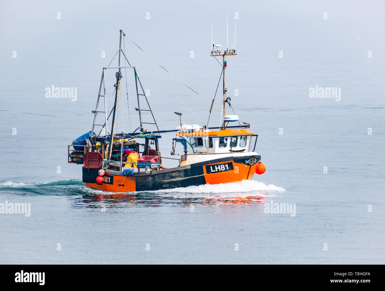 Dunbar bateau de pêche en mer calme, Firth of Forth, East Lothian, Scotland, UK Banque D'Images