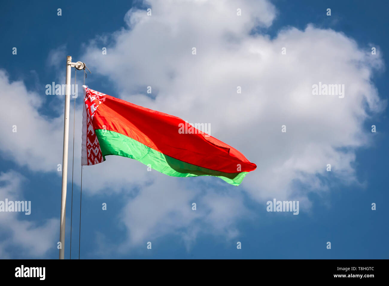 Drapeau biélorusse contre le ciel bleu Banque D'Images