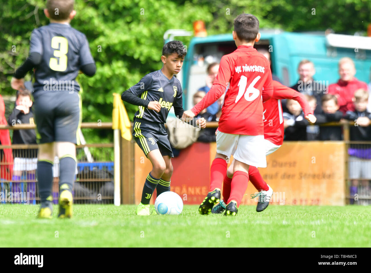 11 mai 2019, en Rhénanie du Nord-Westphalie, Kempen-Tönisberg (Kreis Viersen/ : Cristiano Ronaldo Jr (2e de gauche) joue dans un tournoi de football des jeunes, dans le maillot de la Juventus de Turin. Le tournoi de football de l'U9 équipes junior a eu lieu le week-end du 11. et 12.05.2019. Comme son père portait Cristiano Ronaldo Jr. le jersey avec le chiffre sept. Photo : Norbert Prümen/dpa Banque D'Images