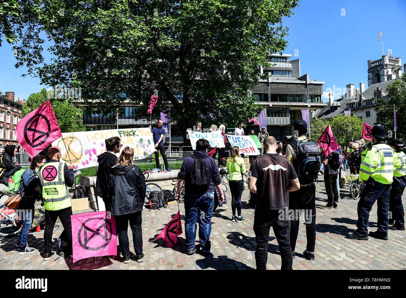 Londres, Royaume-Uni. 13 mai, 2019. Rébellion Extinction manifestations climatiques recueillir l'extérieur de la reine Elizabeth II Centre. Centrica est l'hôte de leur assemblée générale annuelle. Centrica est une société multinationale qui sont les plus connus pour les résidents britanniques pour leur filiale British Gas. Mais ils ont également investir une grande quantité d'argent à Cuadrilla, la seule société avec une opération de fracturation au Royaume-Uni. Credit : Quan Van /Alamy Live News Banque D'Images