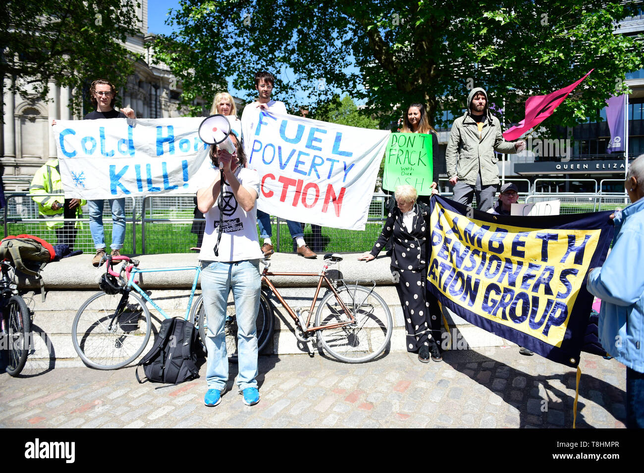 Londres, Royaume-Uni. 13 mai, 2019. Rébellion Extinction manifestations climatiques recueillir l'extérieur de la reine Elizabeth II Centre. Centrica est l'hôte de leur assemblée générale annuelle. Centrica est une société multinationale qui sont les plus connus pour les résidents britanniques pour leur filiale British Gas. Mais ils ont également investir une grande quantité d'argent à Cuadrilla, la seule société avec une opération de fracturation au Royaume-Uni. Credit : Quan Van /Alamy Live News Banque D'Images