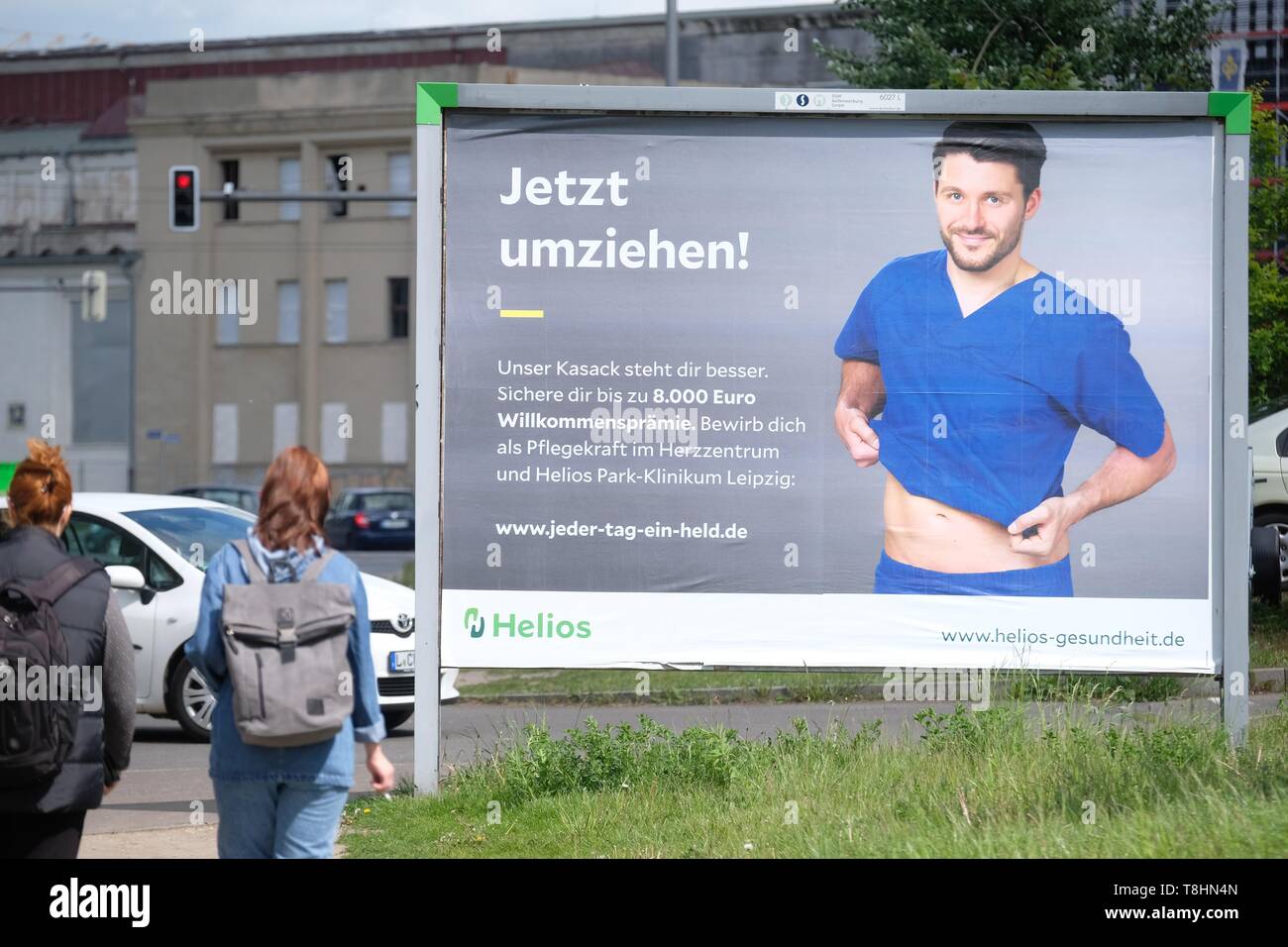 Leipzig, Allemagne. 13 mai, 2019. Une affiche annonce pour les employés dans les professions infirmières. Le Centre du Coeur et de l'Helios Park Clinic voulez gagner le personnel avec un bonus de bienvenue. Credit : Sebastian Willnow/dpa-Zentralbild/dpa/Alamy Live News Banque D'Images