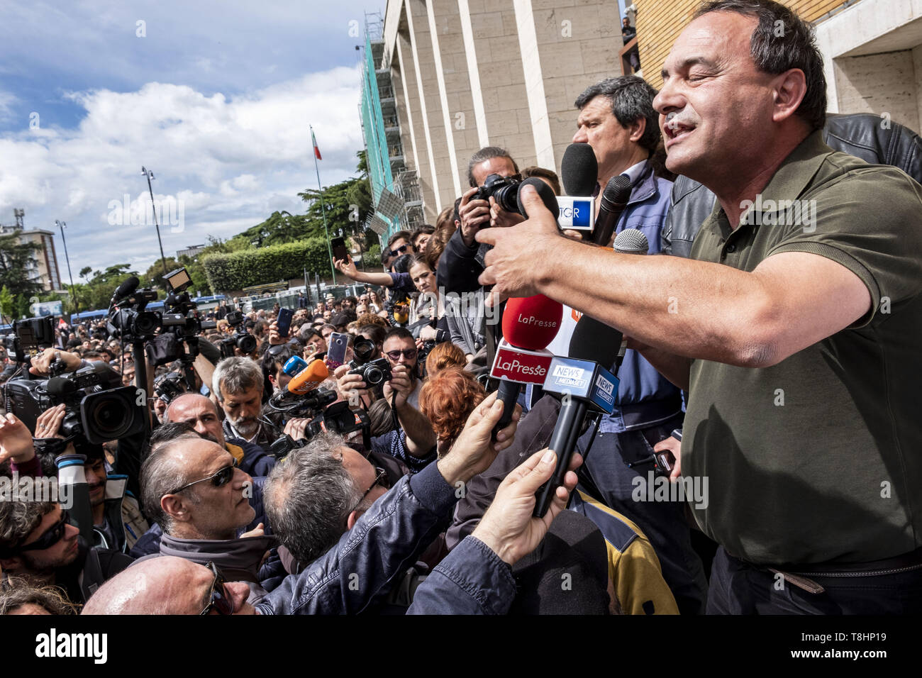 Rome, Italie. 13 mai, 2019. Domenico Lucano, un homme politique français et ancien maire de Riace, visiter l'Université de Sapienza à Rome.Il a gagné en importance dans le monde grâce à son approche novatrice en matière de traitement des réfugiés. En tant que maire de Riace, il a accueilli 450 réfugiés de s'installer parmi les 1 800 habitants du village d'empêcher la fermeture de l'école locale et de redonner vie au village.Il a été deuxième dans le monde. Concours 2010 Maire Crédit : Matteo Trevisan/ZUMA/Alamy Fil Live News Banque D'Images