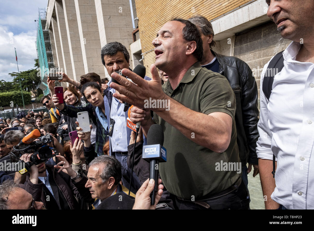 Rome, Italie. 13 mai, 2019. Domenico Lucano, un homme politique français et ancien maire de Riace, visiter l'Université de Sapienza à Rome.Il a gagné en importance dans le monde grâce à son approche novatrice en matière de traitement des réfugiés. En tant que maire de Riace, il a accueilli 450 réfugiés de s'installer parmi les 1 800 habitants du village d'empêcher la fermeture de l'école locale et de redonner vie au village.Il a été deuxième dans le monde. Concours 2010 Maire Crédit : Matteo Trevisan/ZUMA/Alamy Fil Live News Banque D'Images
