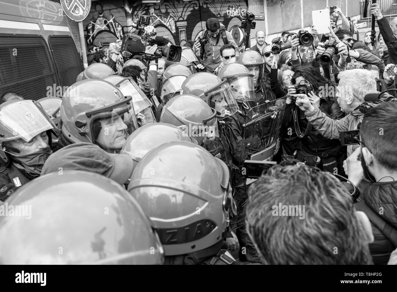 Rome, Italie. 13 mai, 2019. Domenico Lucano, un homme politique français et ancien maire de Riace, visiter l'Université de Sapienza à Rome.Il a gagné en importance dans le monde grâce à son approche novatrice en matière de traitement des réfugiés. En tant que maire de Riace, il a accueilli 450 réfugiés de s'installer parmi les 1 800 habitants du village d'empêcher la fermeture de l'école locale et de redonner vie au village.Il a été deuxième dans le monde. Concours 2010 Maire Crédit : Matteo Trevisan/ZUMA/Alamy Fil Live News Banque D'Images