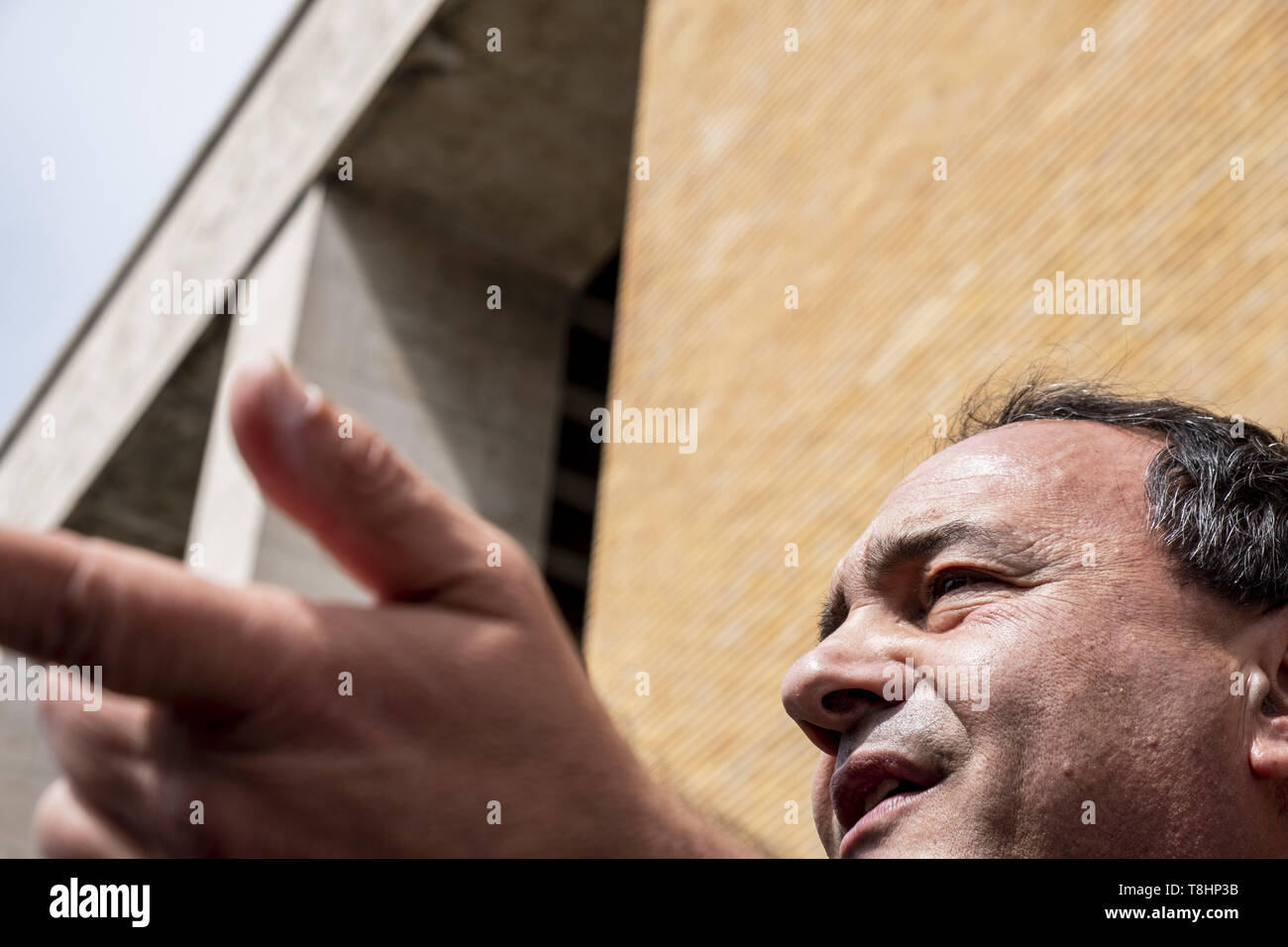 Rome, Italie. 13 mai, 2019. Domenico Lucano, un homme politique français et ancien maire de Riace, visiter l'Université de Sapienza à Rome.Il a gagné en importance dans le monde grâce à son approche novatrice en matière de traitement des réfugiés. En tant que maire de Riace, il a accueilli 450 réfugiés de s'installer parmi les 1 800 habitants du village d'empêcher la fermeture de l'école locale et de redonner vie au village.Il a été deuxième dans le monde. Concours 2010 Maire Crédit : Matteo Trevisan/ZUMA/Alamy Fil Live News Banque D'Images