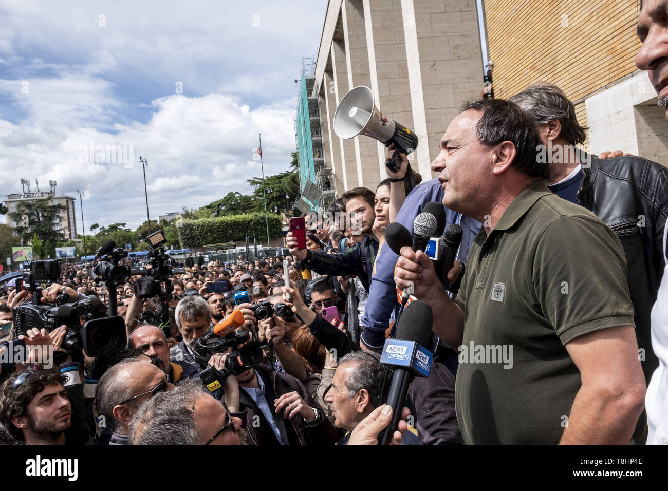 Rome, Italie. 13 mai, 2019. Domenico Lucano, un homme politique français et ancien maire de Riace, visiter l'Université de Sapienza à Rome.Il a gagné en importance dans le monde grâce à son approche novatrice en matière de traitement des réfugiés. En tant que maire de Riace, il a accueilli 450 réfugiés de s'installer parmi les 1 800 habitants du village d'empêcher la fermeture de l'école locale et de redonner vie au village.Il a été deuxième dans le monde. Concours 2010 Maire Crédit : Matteo Trevisan/ZUMA/Alamy Fil Live News Banque D'Images
