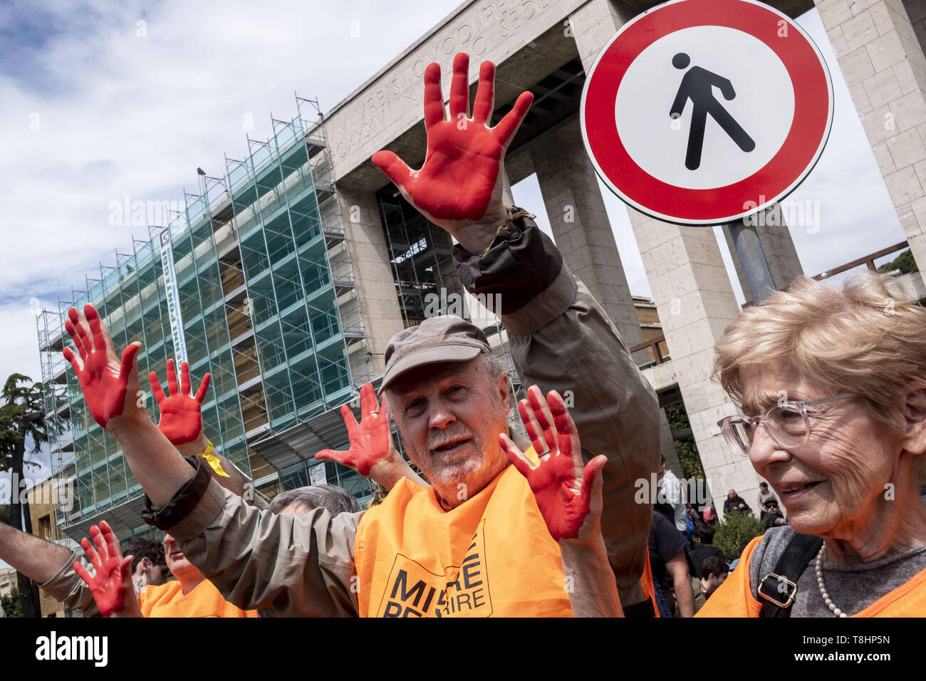 Rome, Italie. 13 mai, 2019. Domenico Lucano, un homme politique français et ancien maire de Riace, visiter l'Université de Sapienza à Rome.Il a gagné en importance dans le monde grâce à son approche novatrice en matière de traitement des réfugiés. En tant que maire de Riace, il a accueilli 450 réfugiés de s'installer parmi les 1 800 habitants du village d'empêcher la fermeture de l'école locale et de redonner vie au village.Il a été deuxième dans le monde. Concours 2010 Maire Crédit : Matteo Trevisan/ZUMA/Alamy Fil Live News Banque D'Images