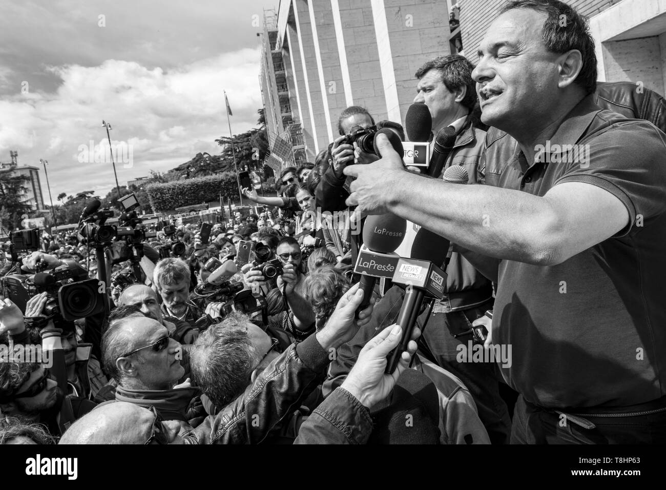 Rome, Italie. 13 mai, 2019. Domenico Lucano, un homme politique français et ancien maire de Riace, visiter l'Université de Sapienza à Rome.Il a gagné en importance dans le monde grâce à son approche novatrice en matière de traitement des réfugiés. En tant que maire de Riace, il a accueilli 450 réfugiés de s'installer parmi les 1 800 habitants du village d'empêcher la fermeture de l'école locale et de redonner vie au village.Il a été deuxième dans le monde. Concours 2010 Maire Crédit : Matteo Trevisan/ZUMA/Alamy Fil Live News Banque D'Images