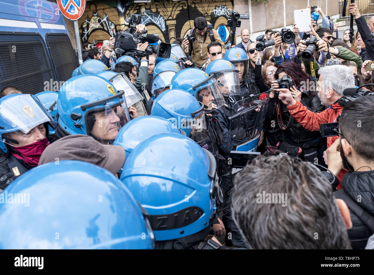 Rome, Italie. 13 mai, 2019. Domenico Lucano, un homme politique français et ancien maire de Riace, visiter l'Université de Sapienza à Rome.Il a gagné en importance dans le monde grâce à son approche novatrice en matière de traitement des réfugiés. En tant que maire de Riace, il a accueilli 450 réfugiés de s'installer parmi les 1 800 habitants du village d'empêcher la fermeture de l'école locale et de redonner vie au village.Il a été deuxième dans le monde. Concours 2010 Maire Crédit : Matteo Trevisan/ZUMA/Alamy Fil Live News Banque D'Images