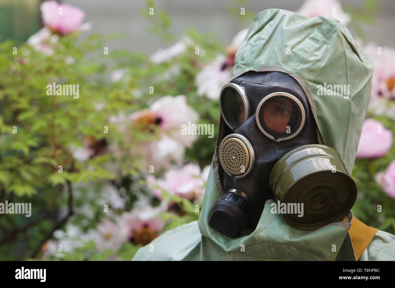 13 mai 2019 - Kiev, Ukraine - des militants d'émigrants de l'Association des peuples autochtones de Russie portant des combinaisons hazmat piquet l'ambassade allemande à la demande de vérifier les compagnies pétrolières russes qui avaient exporté du pétrole brut vers les pays de l'UE et, d'activistes pensent, il a conduit à une catastrophe environnementale dans le Tatarstan, à Kiev, Ukraine, le 13 mai 2019. La Commission d'enquête, six suspects identifiés dans la contamination de millions de barils de pétrole brut, ce qui éteint les expéditions de pipeline à certains pays européens. En mars et avril de cette année, certains des suspects qui auraient été fournis oi Banque D'Images