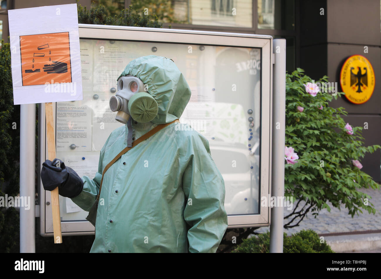 13 mai 2019 - Kiev, Ukraine - des militants d'émigrants de l'Association des peuples autochtones de Russie portant des combinaisons hazmat piquet l'ambassade allemande à la demande de vérifier les compagnies pétrolières russes qui avaient exporté du pétrole brut vers les pays de l'UE et, d'activistes pensent, il a conduit à une catastrophe environnementale dans le Tatarstan, à Kiev, Ukraine, le 13 mai 2019. La Commission d'enquête, six suspects identifiés dans la contamination de millions de barils de pétrole brut, ce qui éteint les expéditions de pipeline à certains pays européens. En mars et avril de cette année, certains des suspects qui auraient été fournis oi Banque D'Images