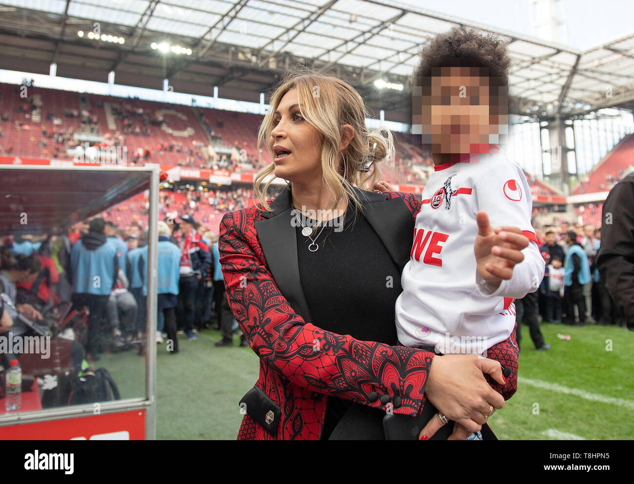 Maeva Femme d'Anthony MODESTE (K/pas sur la photo) et son fils, de la famille, cérémonie de remise du prix Champion du FC Cologne de la 2e Bundesliga. Soccer 2. Bundesliga, 33. Journée, FC Cologne (K) - Jahn Regensburg (R) 3 : 5, le 12.05.2019 dans Koeln/Allemagne. # # DFL règlement interdit toute utilisation des photographies comme des séquences d'images et/ou quasi-vidéo # # € | dans le monde d'utilisation Banque D'Images