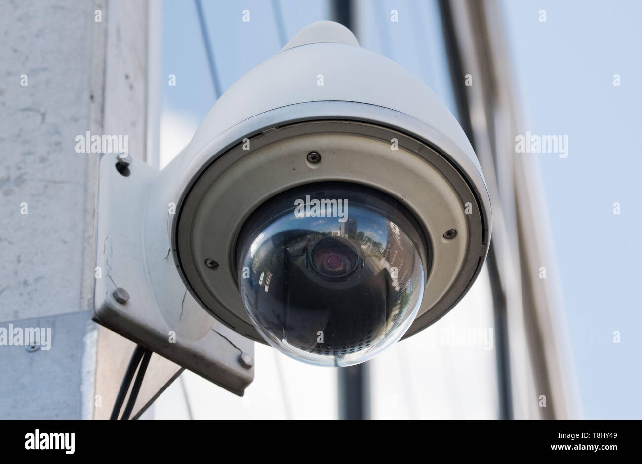 Hanovre, Allemagne. 13 mai, 2019. Une caméra de surveillance filme un espace public à l'Expo Plaza. Le 14.05.2019, le Parlement de Basse-Saxe se prononceront sur la nouvelle loi controversée de la police. C'est aussi destiné à réglementer légalement l'utilisation de nouvelles options de contrôle et de surveillance électronique. Credit : Julian Stratenschulte/dpa/Alamy Live News Banque D'Images