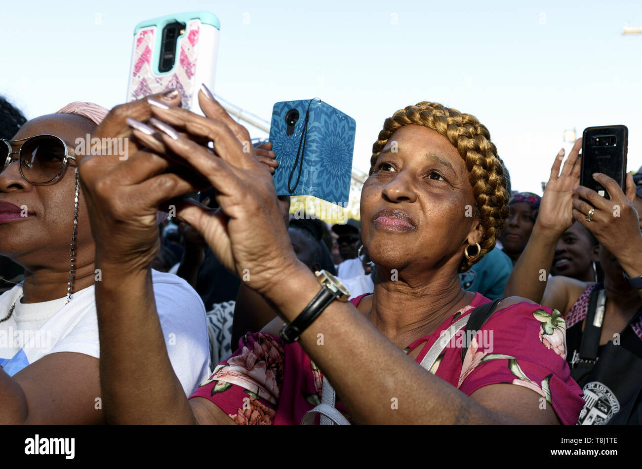 Los Angeles, CA, USA. 4 mai, 2019. Une femme vu prendre une pendant le festival selfies.Les gens se rassemblent dans le cadre d'un festival pour célébrer le changement de route de rodéo Boulevard Obama, en l'honneur de l'ancien président américain Barack Obama à Los Angeles, Californie. Ronen Crédit : Tivony SOPA/Images/ZUMA/Alamy Fil Live News Banque D'Images