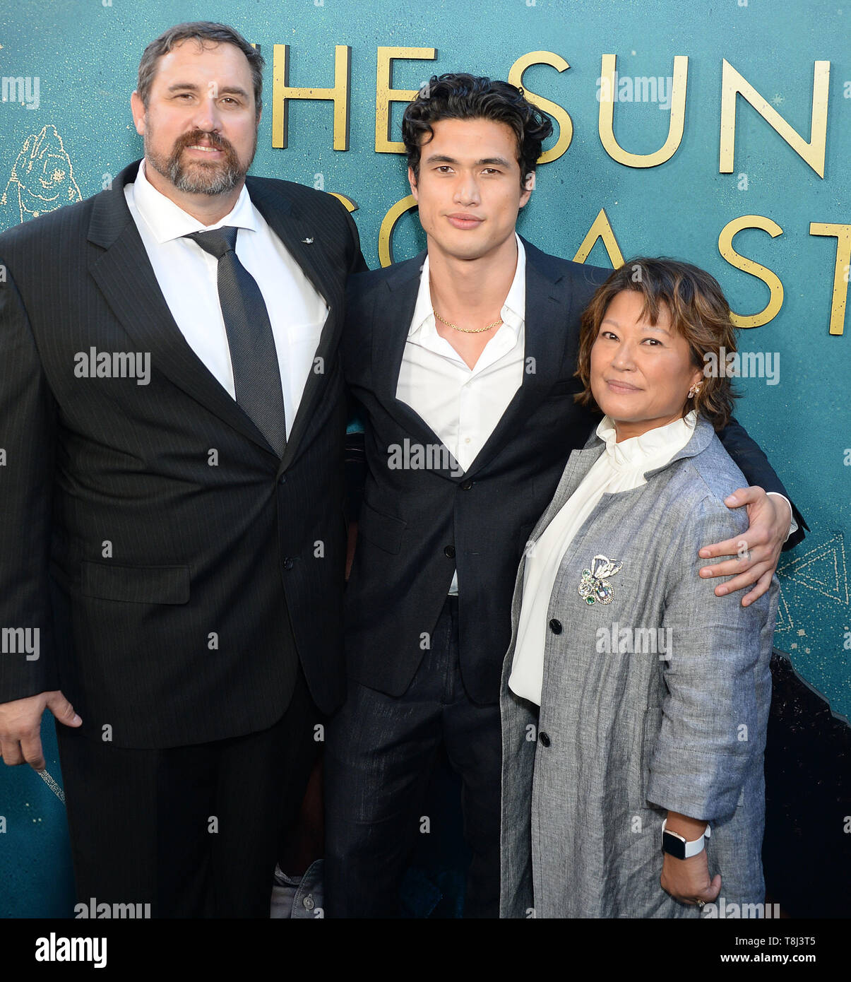 Los Angeles, USA. Le 13 mai 2019. Le soleil est également une étoile - Los Angeles Premiere Photo : Charles Melton, papa et maman Crédit : Broadimage Entertainment/Alamy Live News Banque D'Images