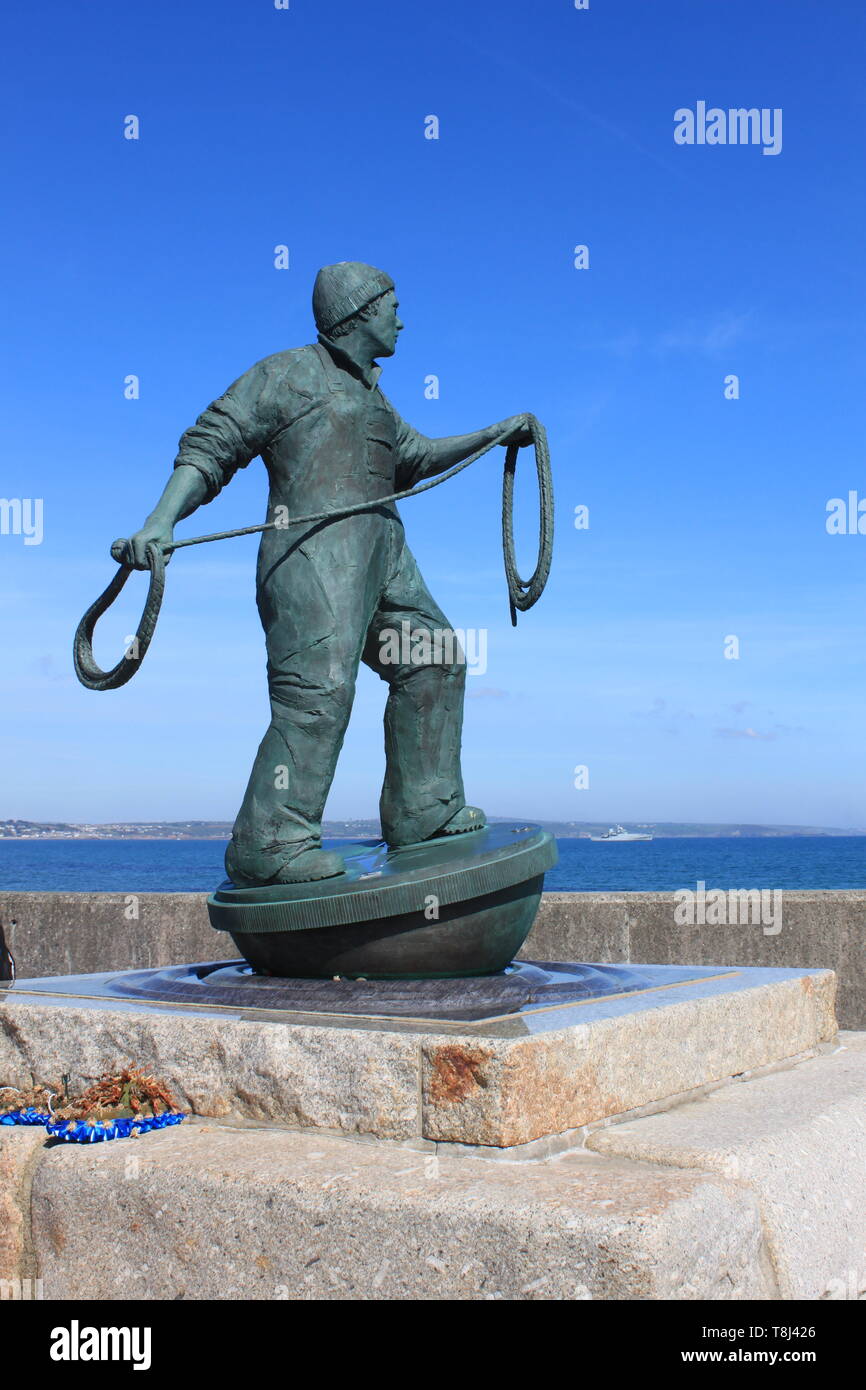 mémorial en bronze des pêcheurs perdus en mer dans la baie de montagnes cornwall Banque D'Images