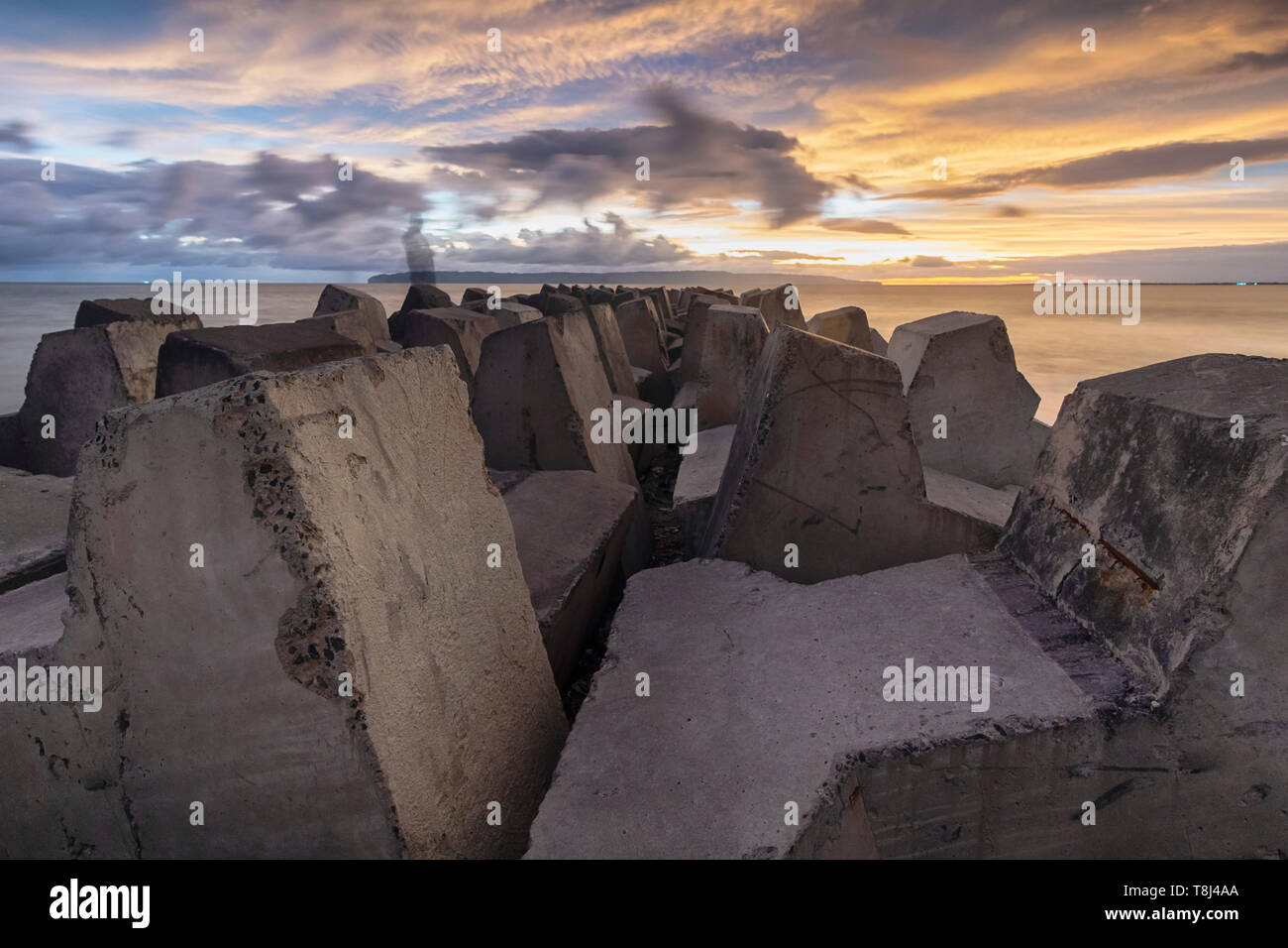 Les défenses contre les inondations, l'Indonésie, plage Pancer Banque D'Images