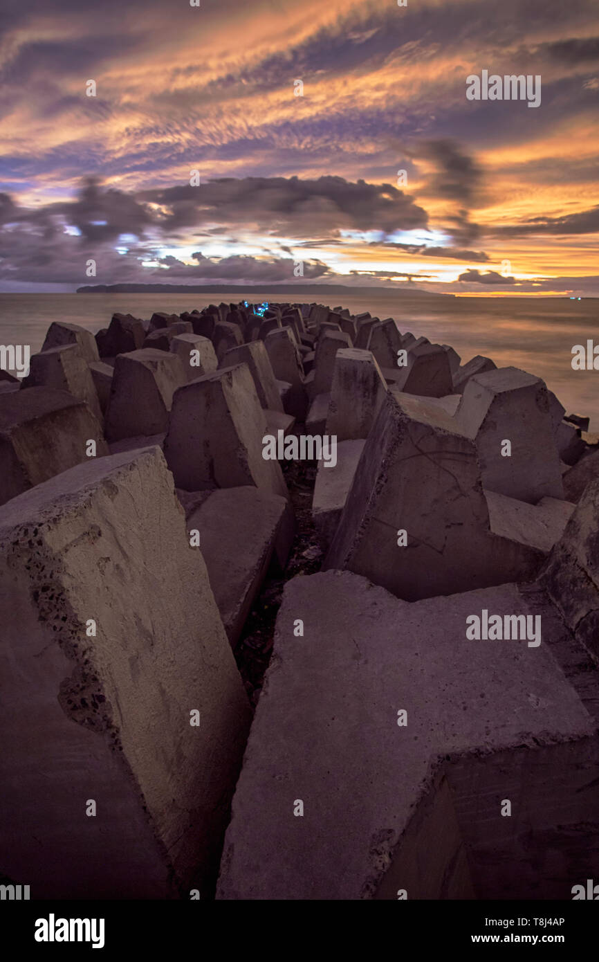 Les défenses contre les inondations, l'Indonésie, plage Pancer Banque D'Images