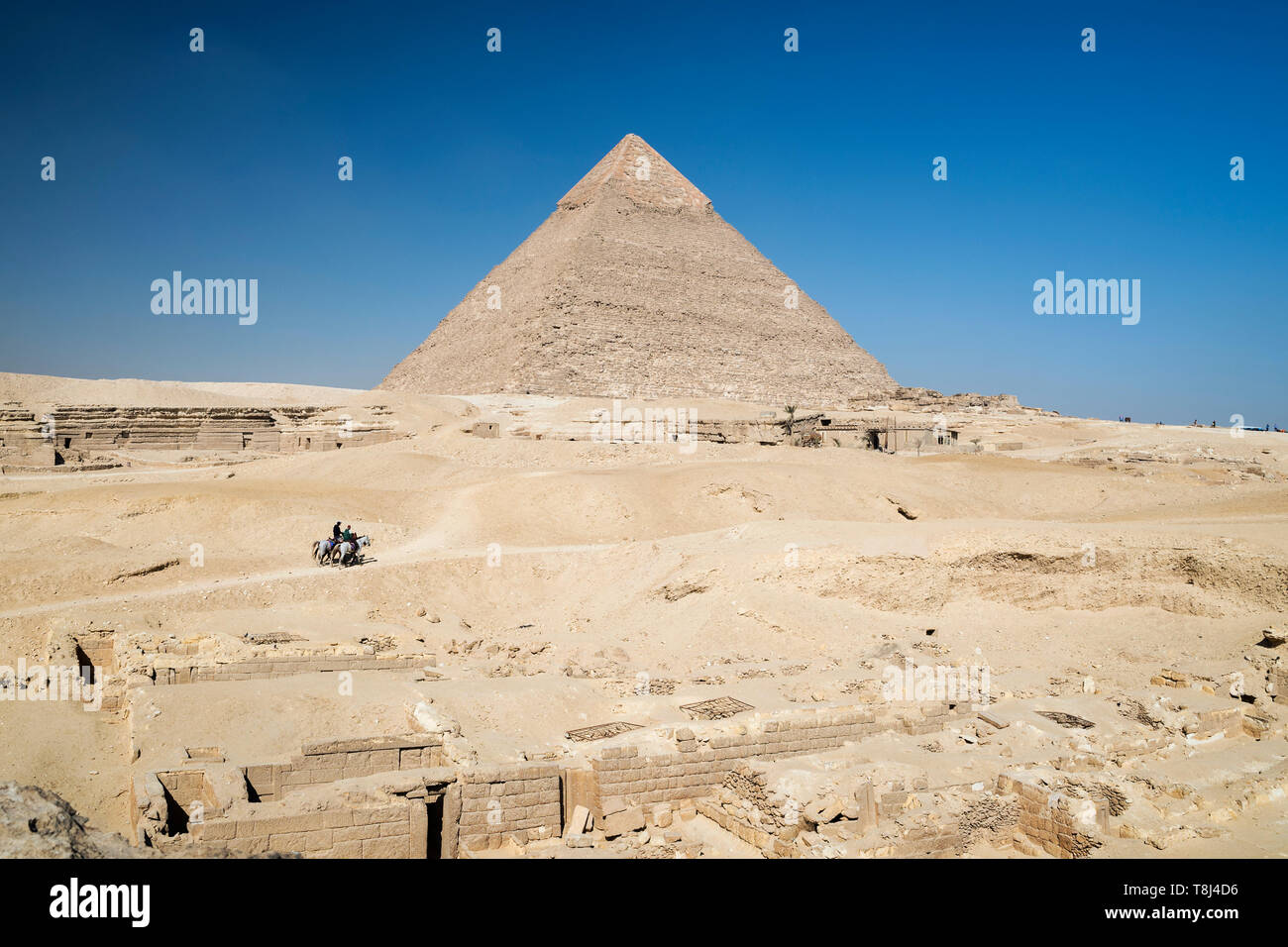 Deux personnes de l'équitation près de Les grandes pyramides de Gizeh, près du Caire, Egypte Plateau Banque D'Images