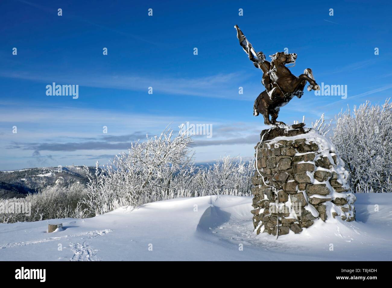 La France, Territoire de Belfort, le Ballon d'Alsace, sommet (1241 m),  statue de Jeanne d Arc, vue sur le Ballon de Servance, neige, hiver Photo  Stock - Alamy