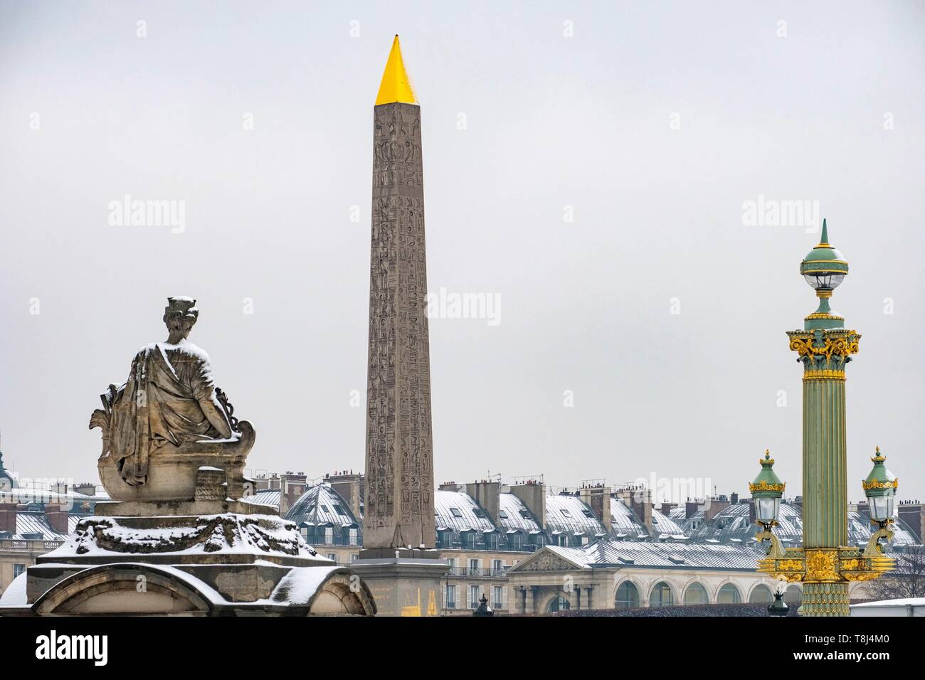 France, Paris, Place de la Concorde, l'Obélisque sous la neige Banque D'Images