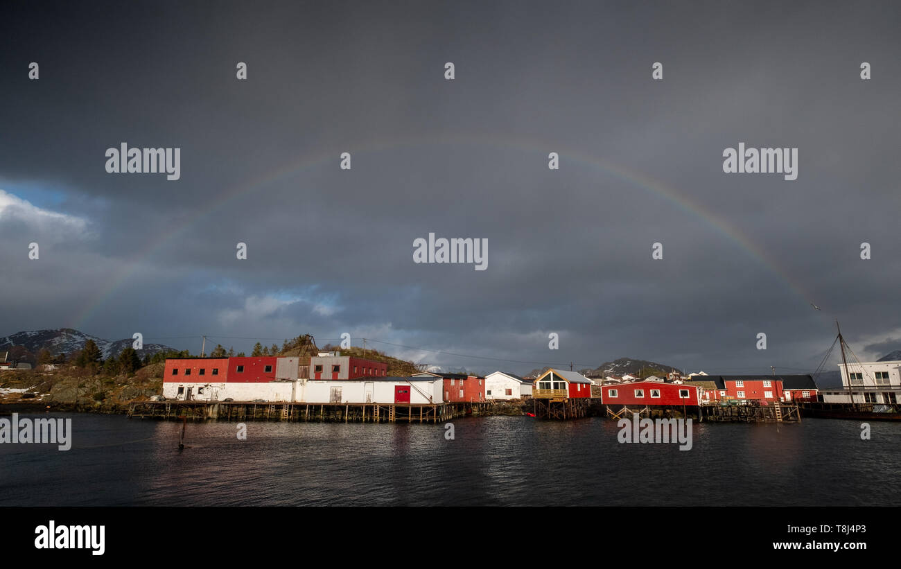 Arc-en-ciel sur village côtier, Lofoten, Nordland, Norvège Banque D'Images