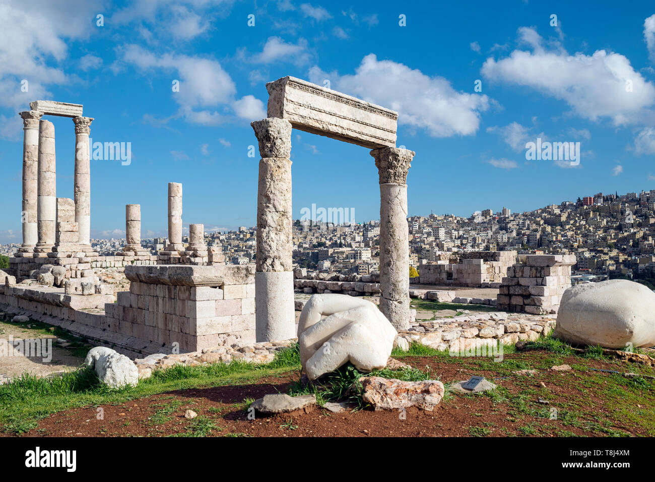 Part d'Hercule et les ruines du temple à la Citadelle d'Amman, Amman, Jordanie Banque D'Images