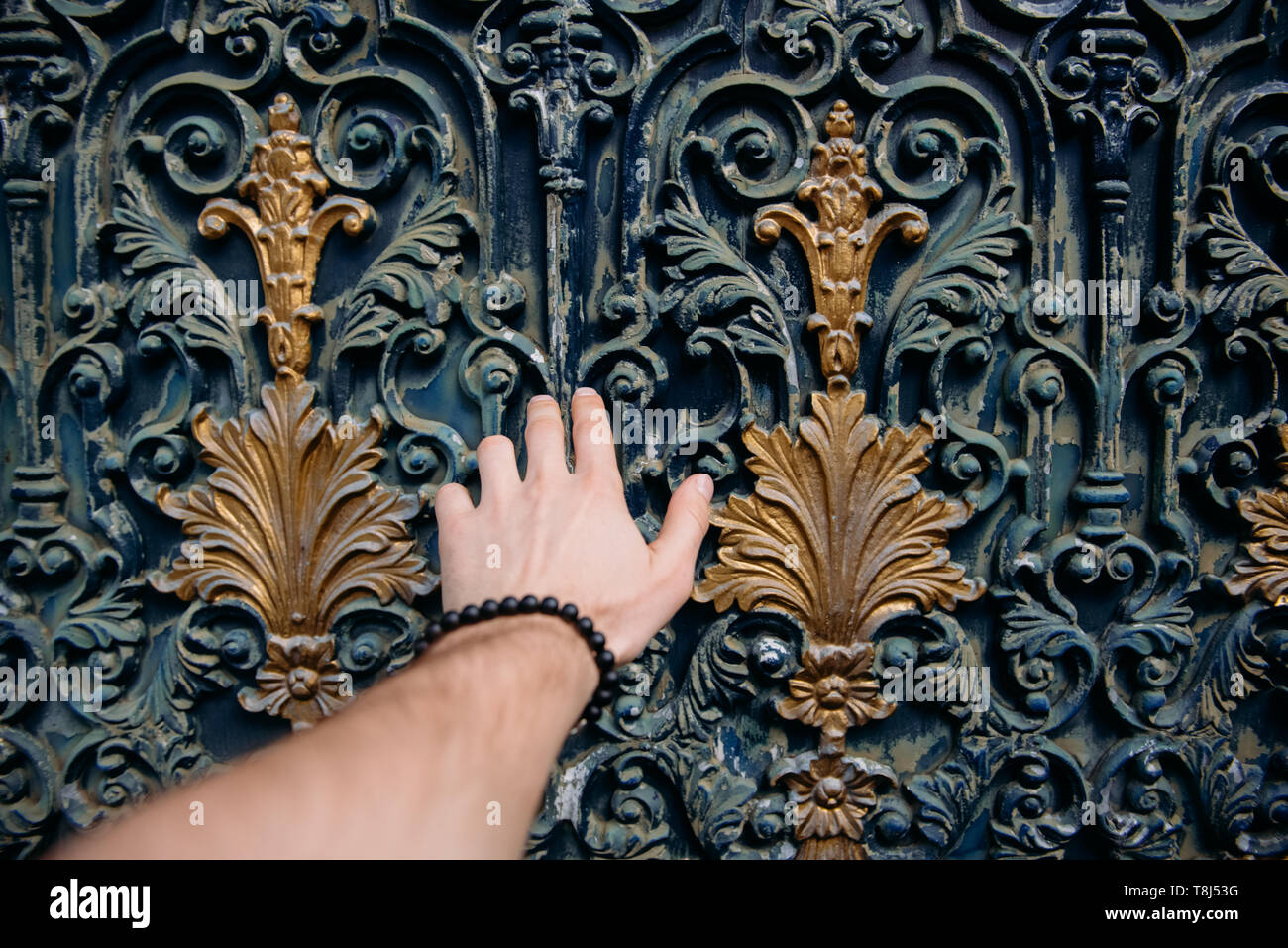 La main de l'homme de toucher un mur décoré, Bangkok, Thaïlande Banque D'Images