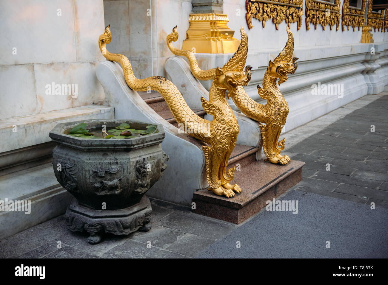 Close-up of dragon sculptures de l'entrée d'un temple, Bangkok, Thaïlande Banque D'Images
