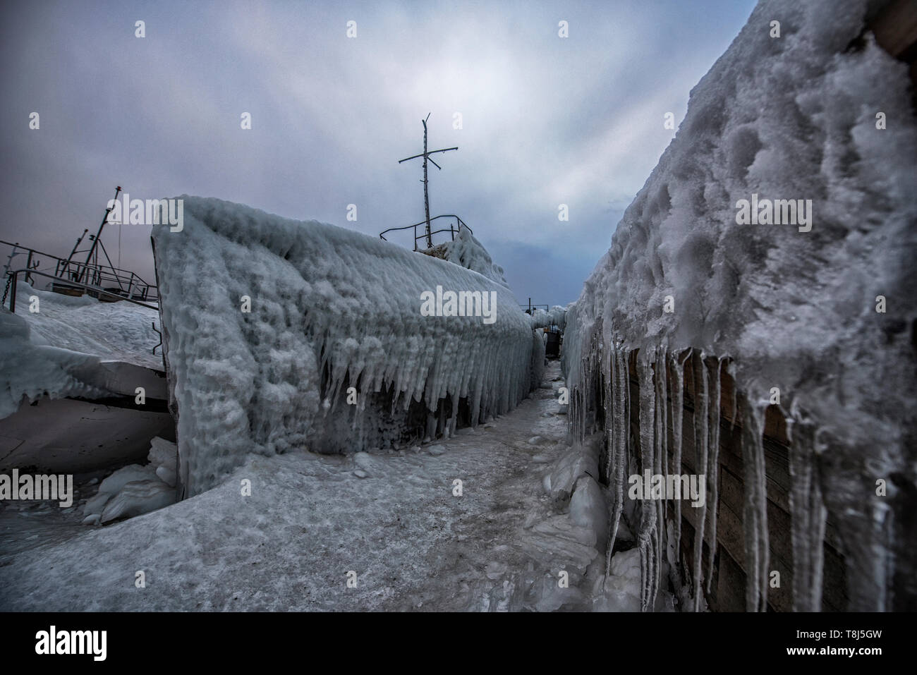 Bateaux gelés à port d'Olkhon, Sibérie, Russie Banque D'Images