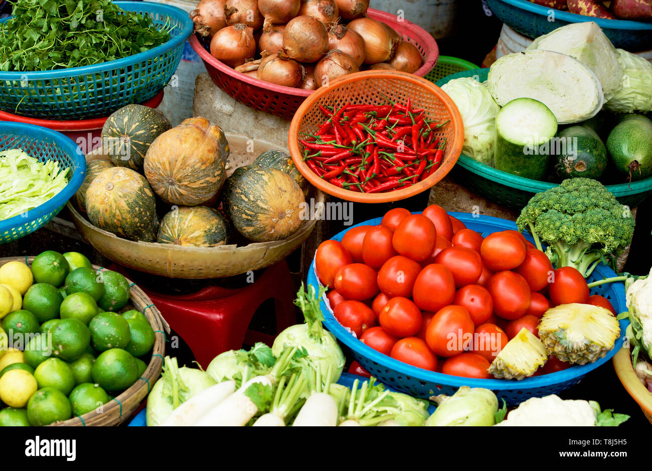 Les fruits et légumes à vendre at a market stall, Vietnam Banque D'Images