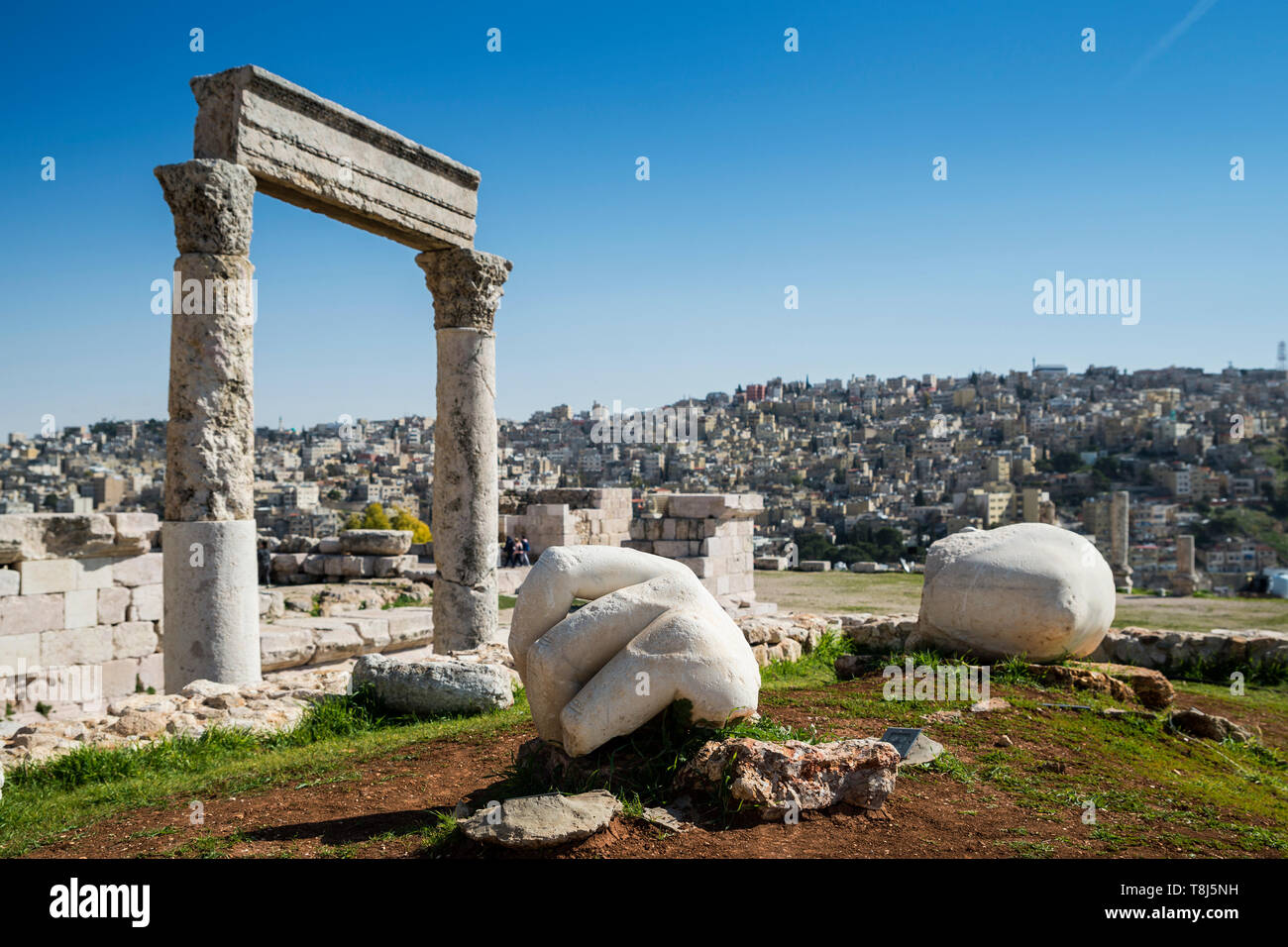 Part d'Hercule et les ruines du temple à la Citadelle d'Amman, Amman, Jordanie Banque D'Images