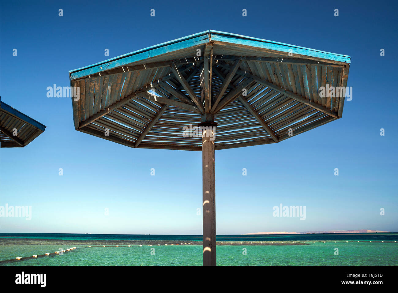 Parasol sur la plage, Hurghada, Egypte Banque D'Images