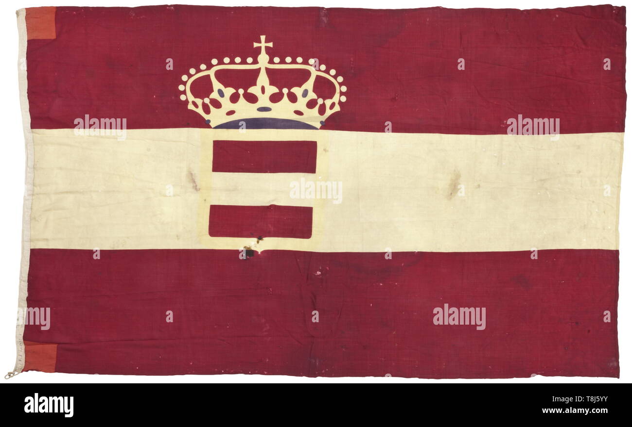 Un drapeau de guerre de la marine impériale-royale dans la version utilisée entre 1869 et 1915 rouge-blanc-rouge imprimé drapeau de la marine, au centre l'écu couronné de gueules à la fasce d'argent. La sangsue avec ligne de levage et de timbres 'K.F. ..', Date 1914 et cachet d'inspection. Petits trous, légèrement tachée, la couleur or de la couronne et archducal la garniture de l'écu s'est évanoui. Circa 190 x 320 mesures cm. Drapeau extrêmement rares, la taille énorme indique qu'elle doit avoir été utilisé sur un cuirassé de classe Tegetthoff ou Radetzky. Historique, contexte historique, l'impériale, l'Autriche, l'Autriche, la monarchie du Danube, Editorial-Use, seule Banque D'Images