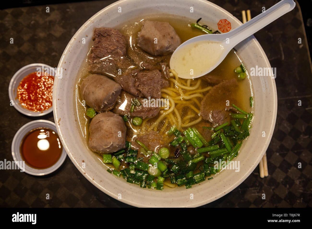 Un plat de nouilles de Singapour typique servi à Lau Pa Sat Food Court, à Singapour, en Asie du sud-est Banque D'Images