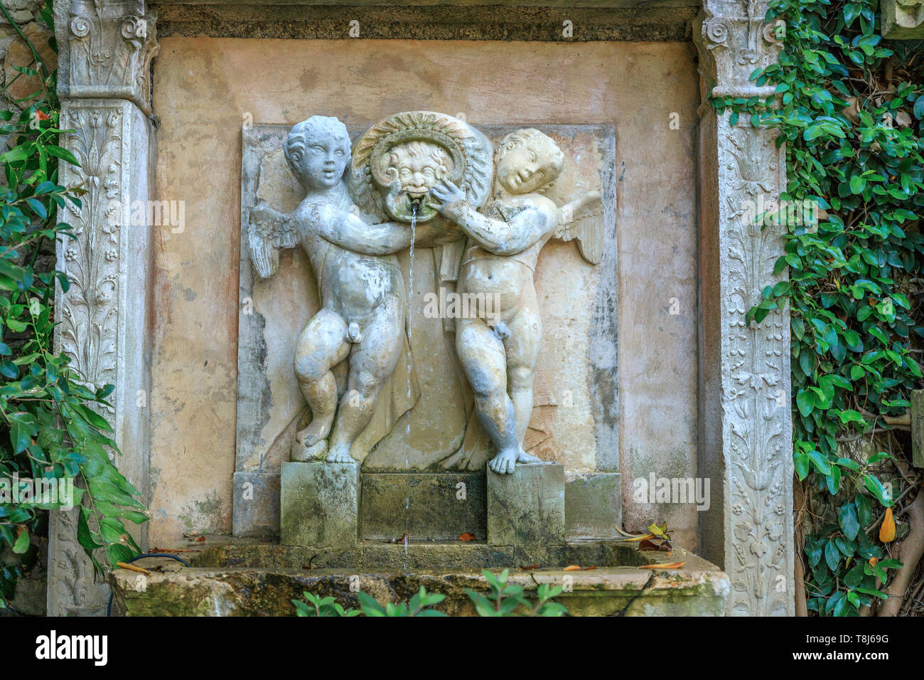 France, Alpes Maritimes, Saint Jean Cap Ferrat, la Villa et jardins Ephrussi de Rothschild, fontaine dans le jardin de pierre // France, Alpes-Maritimes (06) Banque D'Images