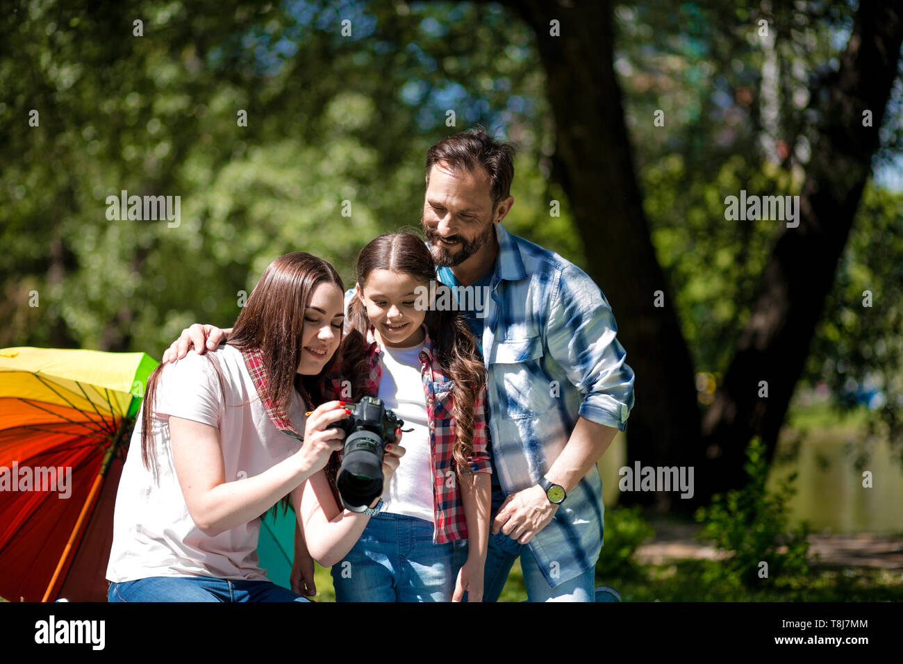 Happy Family enjoying time en parc d'été Banque D'Images