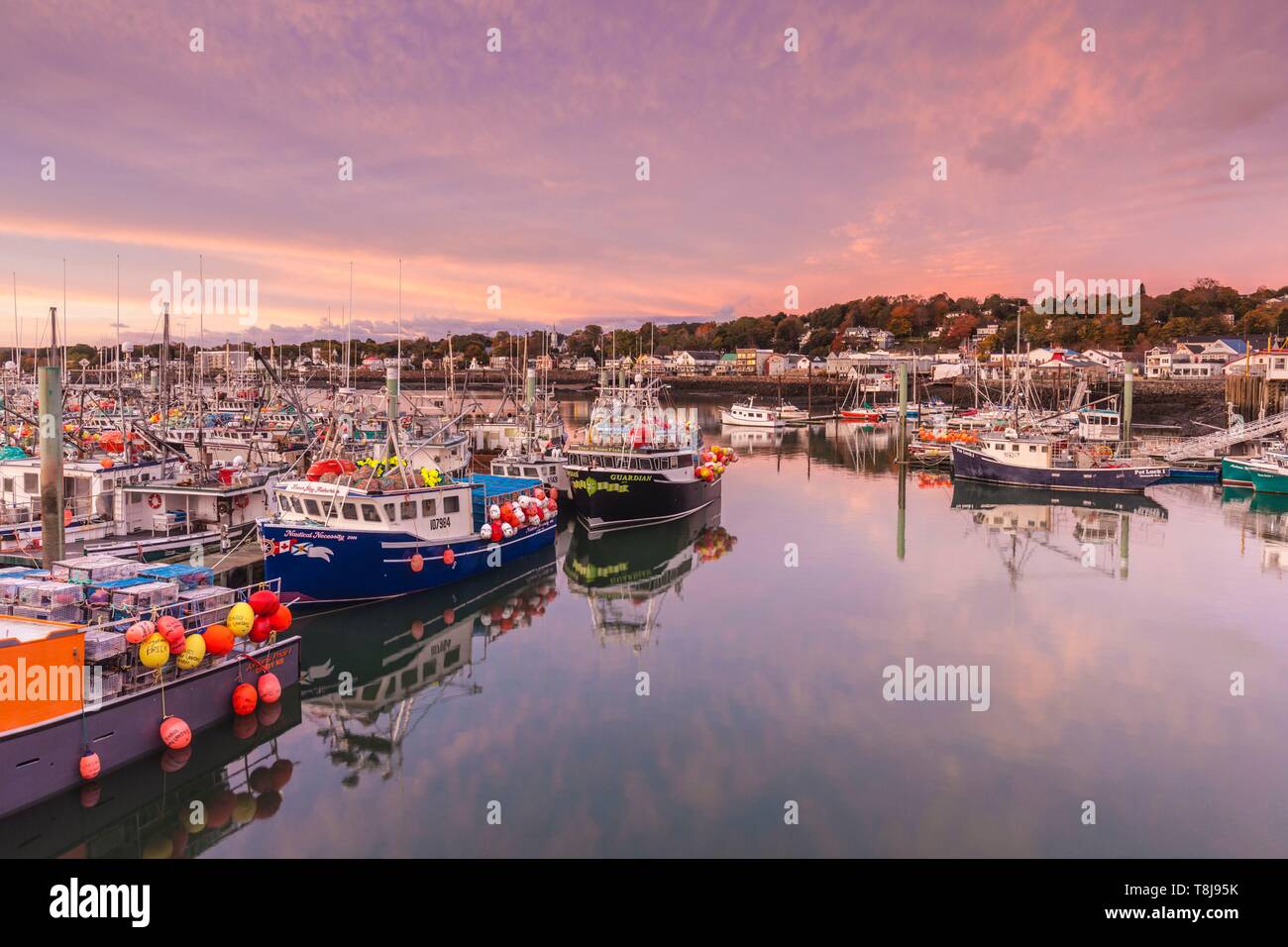 Le Canada, la Nouvelle-Écosse, Digby, zone portuaire, plus grande flotte de bateaux de pêche du pétoncle, Dawn Banque D'Images