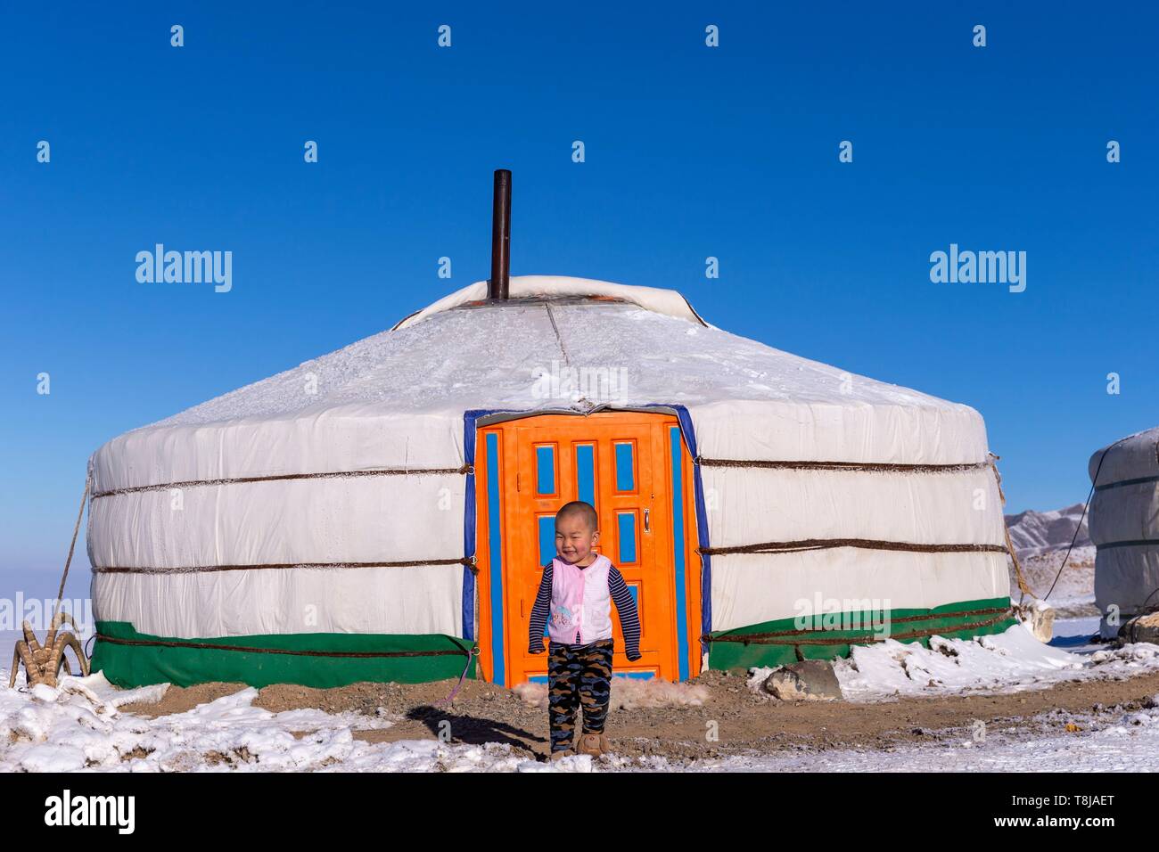La Mongolie, à l'ouest de la Mongolie, Altaï, Yourte dans la neige avec un enfant Banque D'Images