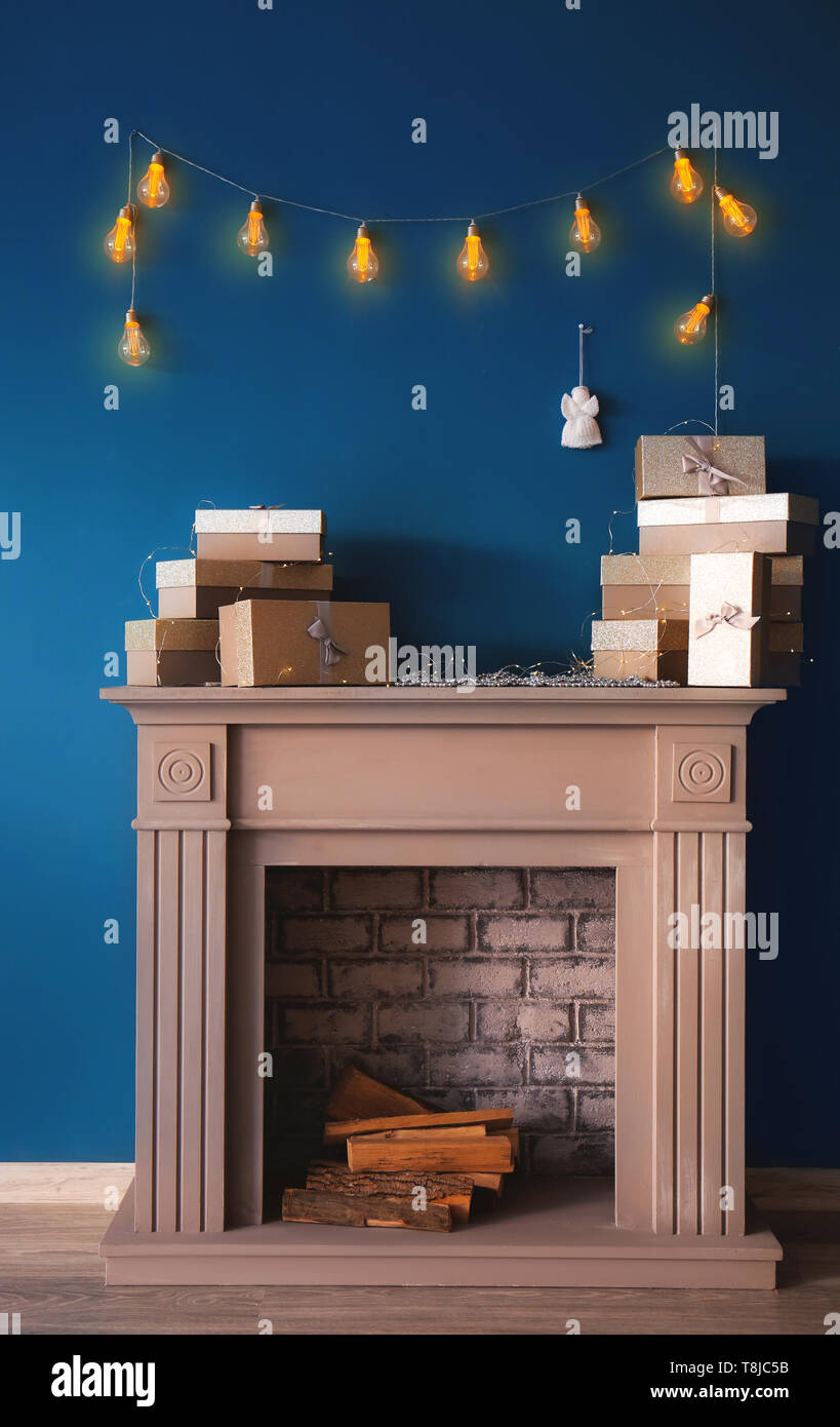Guirlande de Noël lumineux accroché au mur plus de cheminée avec