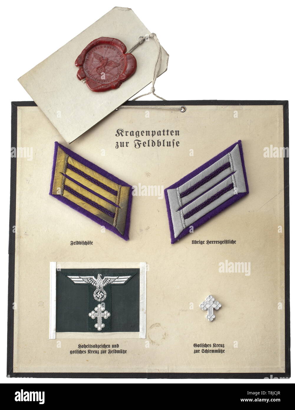 Un graphique avec l'insigne des aumôniers militaires échantillon scellé du haut commandement de l'Armée avec pendentif (tr.) "samples du collar patches avec double tresses pour les Evêques et les autres clercs de l'armée, de l'emblème national avec croix gothique pour le champ et la croix gothique pour visor cap. Berlin le 17 juillet 1937. Haut Commandement de l'armée. Ministère de l'habillement de l'armée. Böttger.' en partie assombrie. Extrêmement rare. insigne de l'armée, historique, historique, d'armées, forces armées, militaire, militaria, 20e siècle, Editorial-Use-seulement Banque D'Images