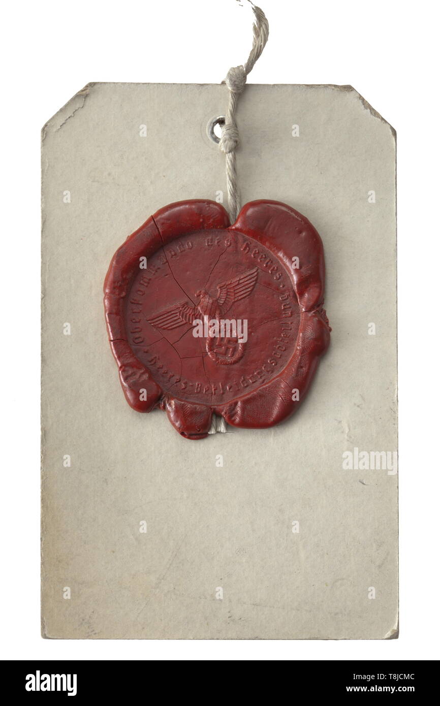 Un graphique avec l'insigne des aumôniers militaires échantillon scellé du haut commandement de l'Armée avec pendentif (tr.) "samples du collar patches avec double tresses pour les Evêques et les autres clercs de l'armée, de l'emblème national avec croix gothique pour le champ et la croix gothique pour visor cap. Berlin le 17 juillet 1937. Haut Commandement de l'armée. Ministère de l'habillement de l'armée. Böttger.' en partie assombrie. Extrêmement rare. insigne de l'armée, historique, historique, d'armées, forces armées, militaire, militaria, 20e siècle, Editorial-Use-seulement Banque D'Images