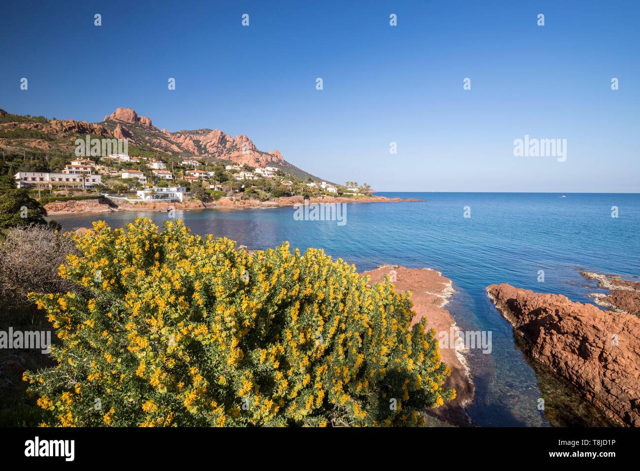 La France, Var, Saint Raphael, Corniche de l'Esterel, Creek de Antheor, dans l'arrière-plan le massif de l'Esterel et les sommets du Cap Roux Banque D'Images